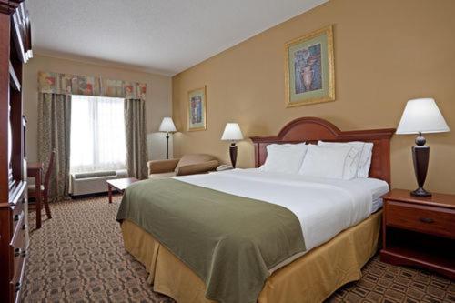 Holiday Inn Express Hotel & Suites Albemarle Exterior photo